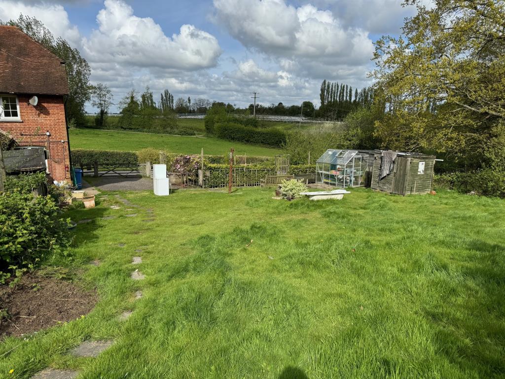 Lot: 24 - SEMI-DETACHED COTTAGE IN RURAL LOCATION - Garden view